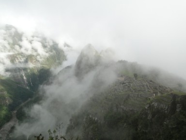 霧の中から現れるマチュピチュの幻想