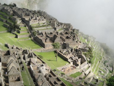 雲の切れ間から現れる空中都市マチュピチュ