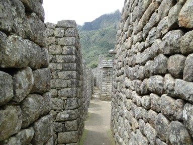 視点で変わる石壁のトリックアート