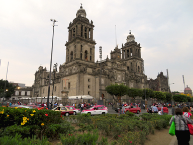 街の中心に佇む教会の風景