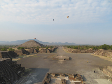 テオティワカンの上から眺めた遺跡の風景