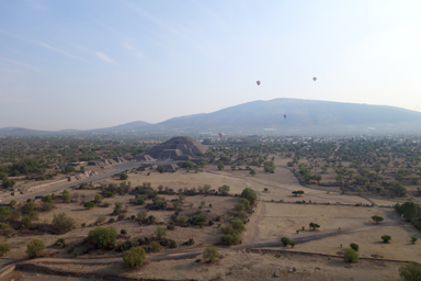 熱気球のバーナー音が響く空