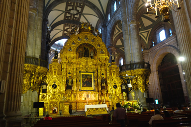 静けさに包まれる十字架の部屋