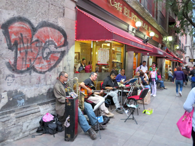 古さと新しさが交差する街の通り