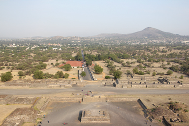 ピラミッドの頂上から現代を見下ろす
