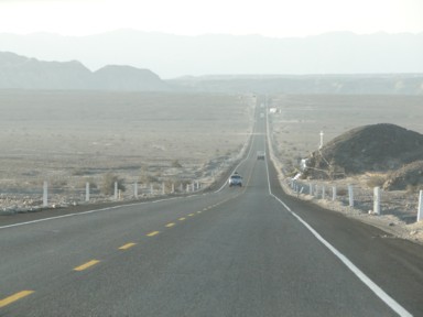 まっすぐ続く美しい道とその景色