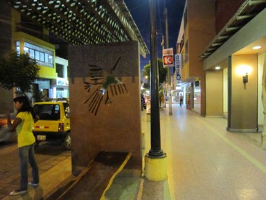 バス停に描かれた新しい地上絵のかたち