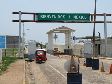 国境で出会う旅人との笑顔のリレー