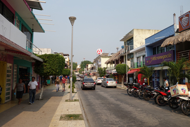 町に溶け込む食べ歩きのひととき