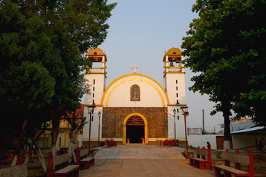 夕暮れの教会から聞こえる優しい歌声