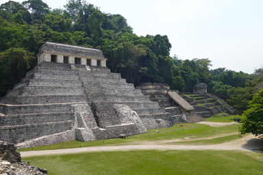 パレンケのジャングルにたたずむマヤ遺跡