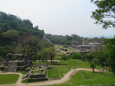 神殿の頂上にある苔むした空の部屋