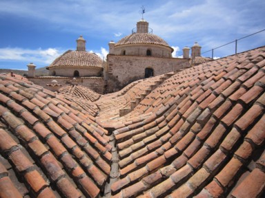 急斜面の屋根を降りるスリル満点の瞬間