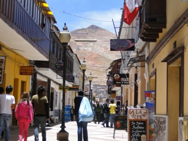 どこからでも見える鉱山が街の象徴