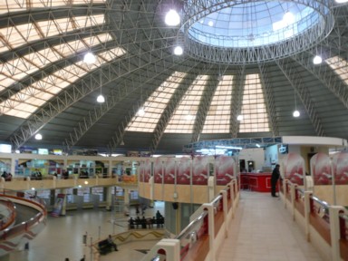 バス待ちの時間に響く客引きの言葉