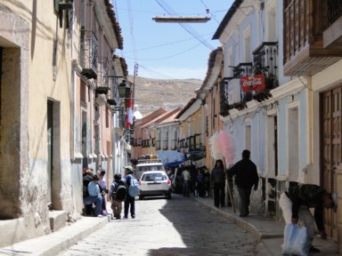 標高を忘れるほど活気ある石畳の街角