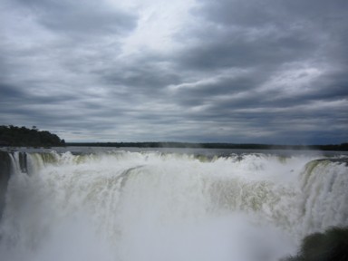 滝と瀑布の違いを一瞬で理解する衝撃の光景