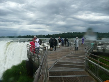 マイナスイオンより先に全身びしょ濡れ