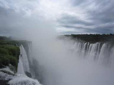 イグアスの滝の迫力ある水しぶき
