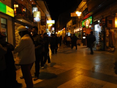 素朴な街にある洗練されたレストランの違和感