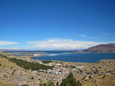 真っ青なチチカカ湖に言葉を失う瞬間