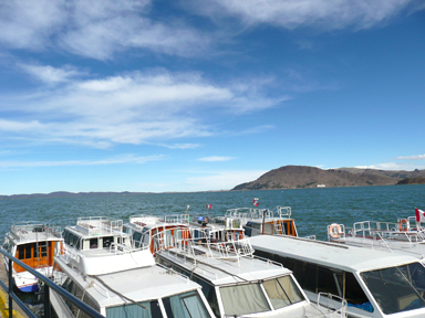 世界最高所の湖を走る動力船