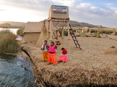 チチカカ湖の葦の浮島に暮らす人々