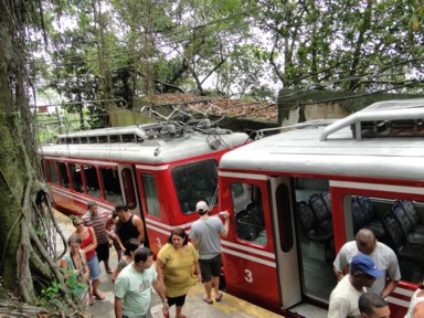 鉄道内がサッカー応援歌で盛り上がる陽気さ