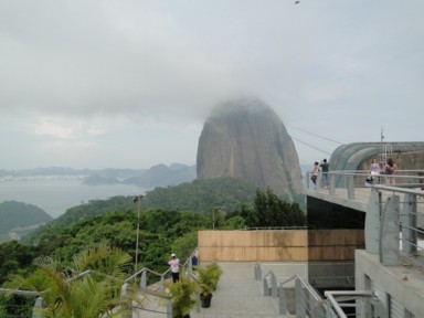霧に包まれた山頂が再訪を誘う場所に