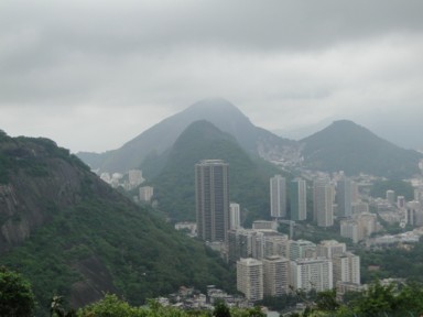 近すぎる山の景色が圧迫感になることも