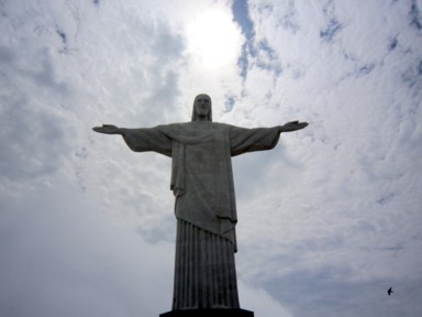 キリスト像を真下から見上げて気づく視点の違い