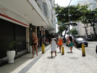 自由な服装が許される街の空気と対照的な日本