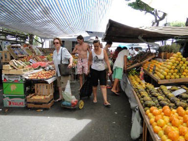 太陽を浴びた果物の香りに誘われる市場