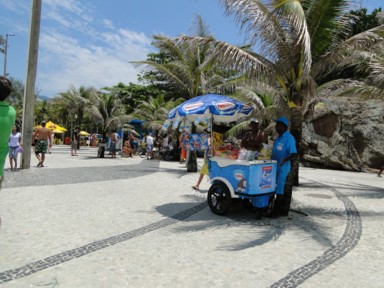 まずは自分が涼を求める暑さの中の商い