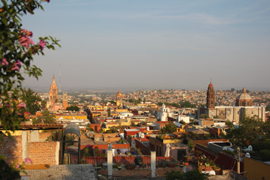 サン・ミゲルの要塞都市の石造建築が並ぶ歴史的街並み。