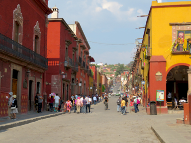 石畳の道を走る車と静かな街並み