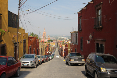 サンミゲル・デ・アジェンデの街の先で目立つ教会の塔