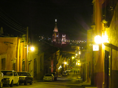 夜の町歩きに感じる安心とさびしさ