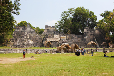 芝生に寝転びながら神殿を見上げる平和な時間