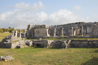 ちょうど良い崩れ具合のマヤ遺跡