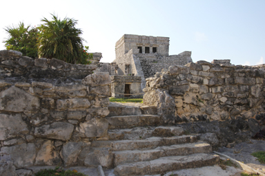 朝の静けさに包まれた遺跡の風景