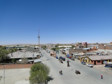 ホテルの屋上から眺めるウユニの町並みと駅前なのに人が少ない様子
