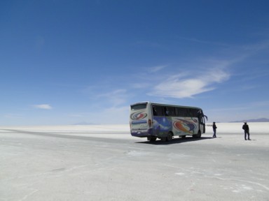 道なき道を進むローカルバスの謎