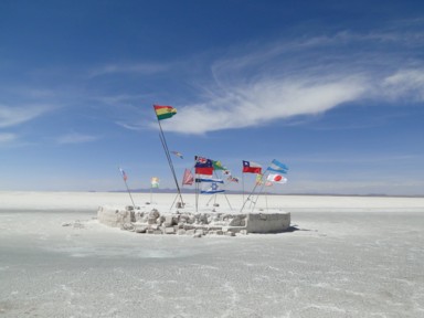 電気も水もない塩のホテルに泊まる日本人たち