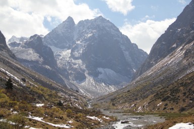 アラアルチャの目の前に壁のようにそびえる雪山