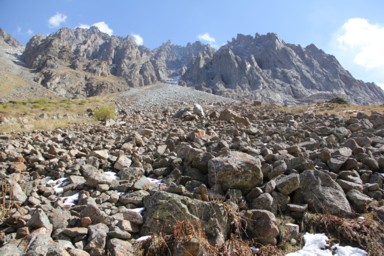 アラアルチャの山肌が崩れて岩がごろごろしている場所の景色