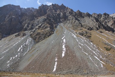 アラアルチャの対岸の巨大な落石が発生した場所の光景
