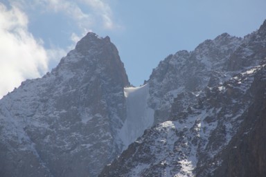 アラアルチャの氷河のような氷の滝の神秘的な姿