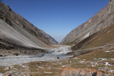 アラアルチャのまっすぐに閉じる渓谷