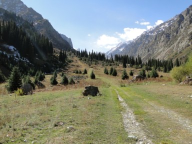 アラアルチャの人の気配がない静かな渓谷の風景